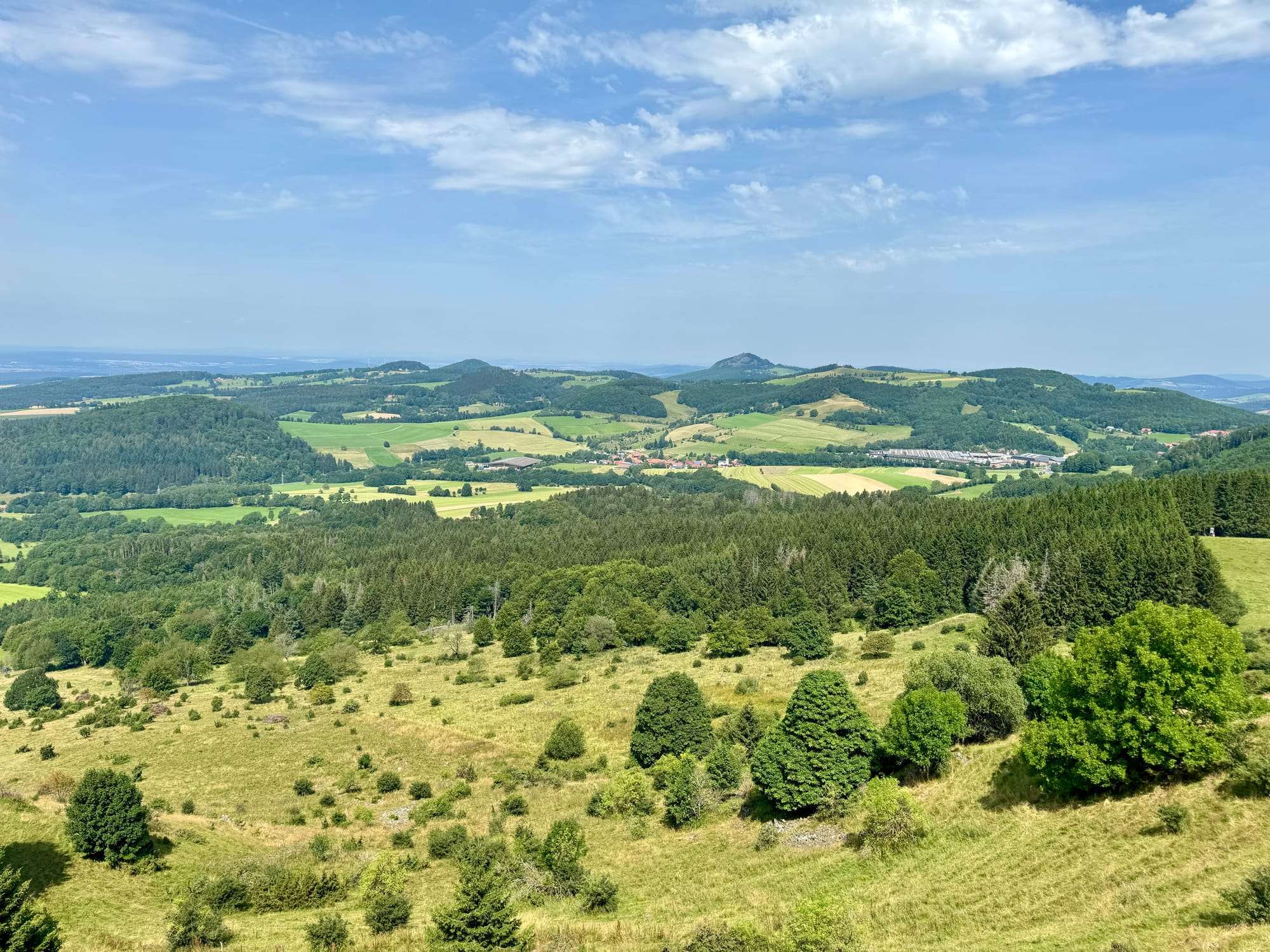 Im Hintergrund die Milseburg